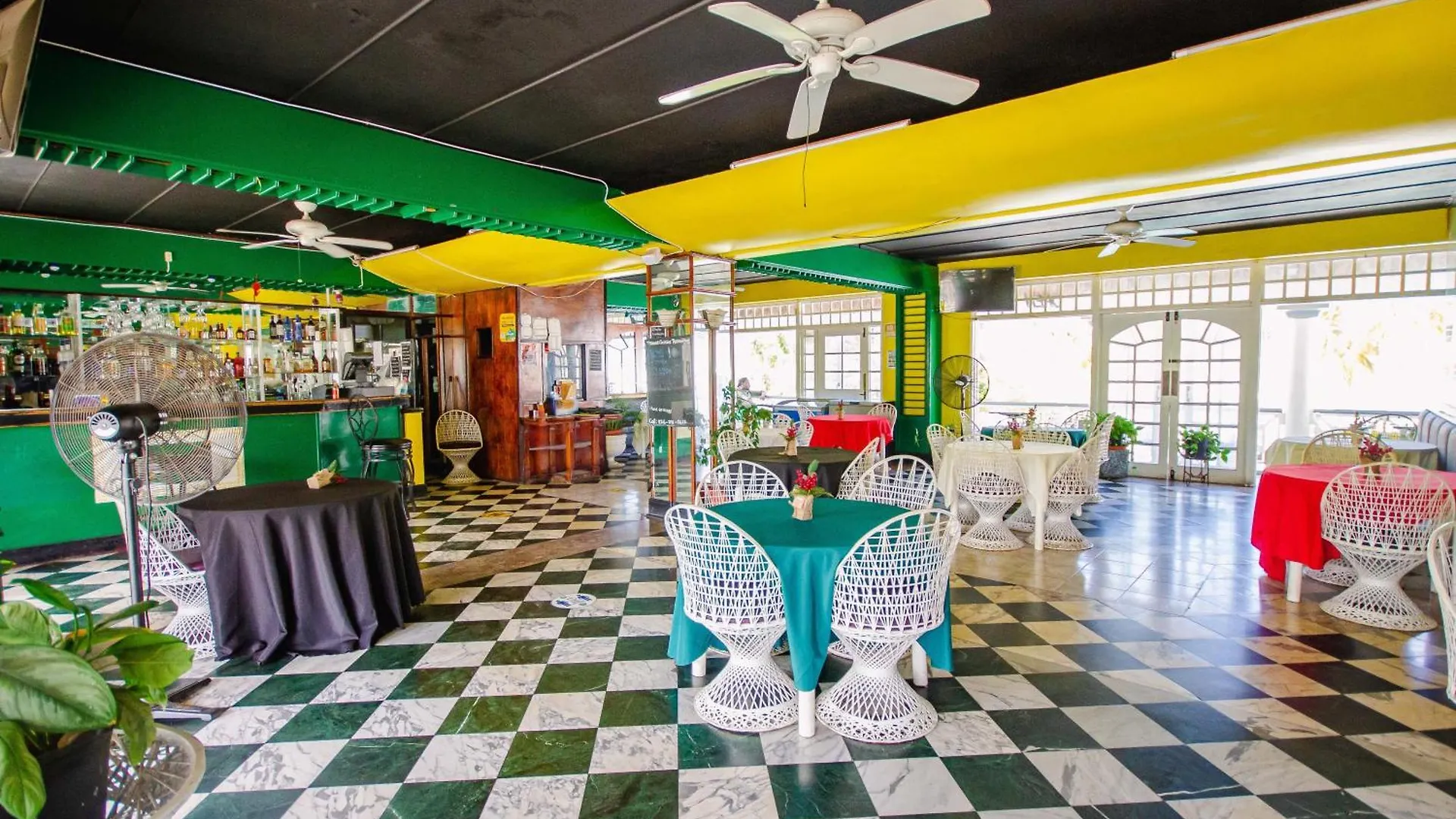 Center Of Ocho Rios-Beachfront Studio-Free Beach Access-Pool-Free Parking-Gated Complex-Free Wifi 100Mbps Lejlighed