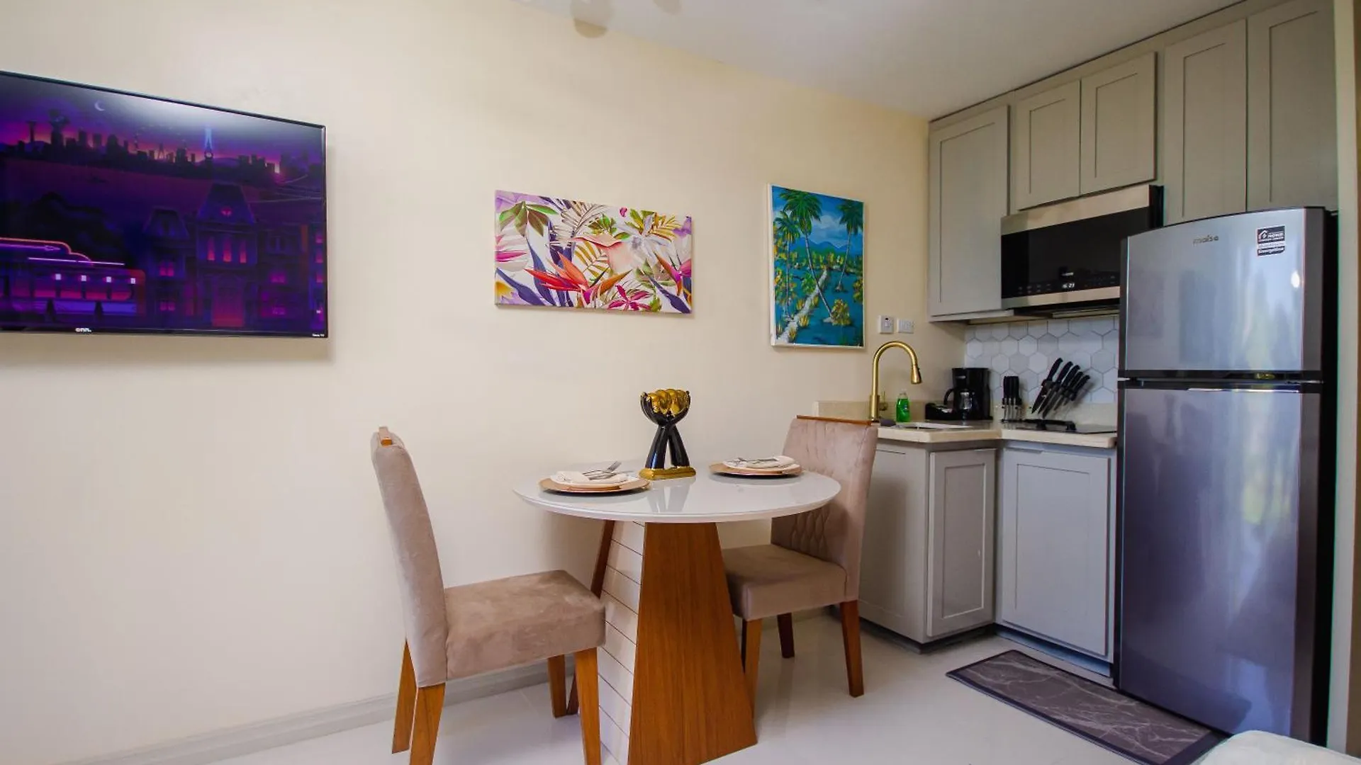 Center Of Ocho Rios-Beachfront Studio-Free Beach Access-Pool-Free Parking-Gated Complex-Free Wifi 100Mbps