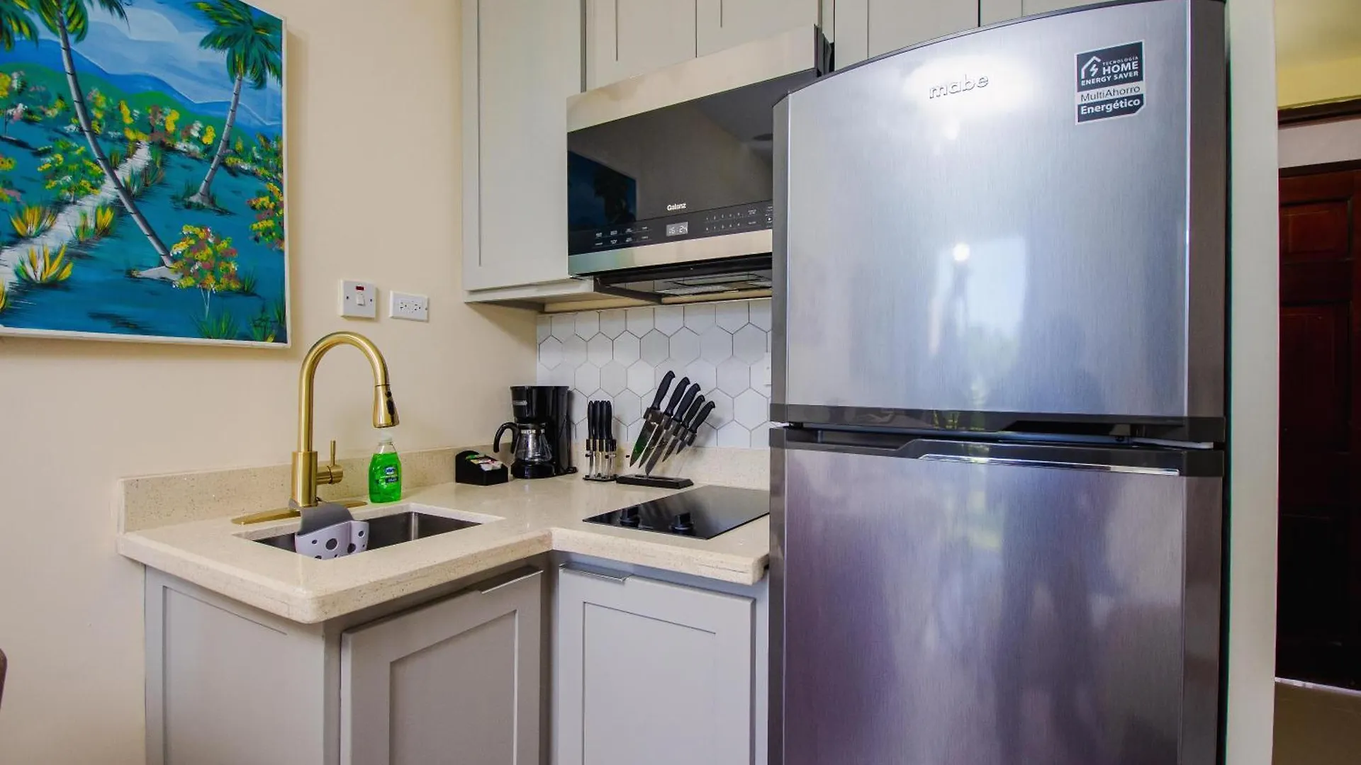 Center Of Ocho Rios-Beachfront Studio-Free Beach Access-Pool-Free Parking-Gated Complex-Free Wifi 100Mbps Lejlighed