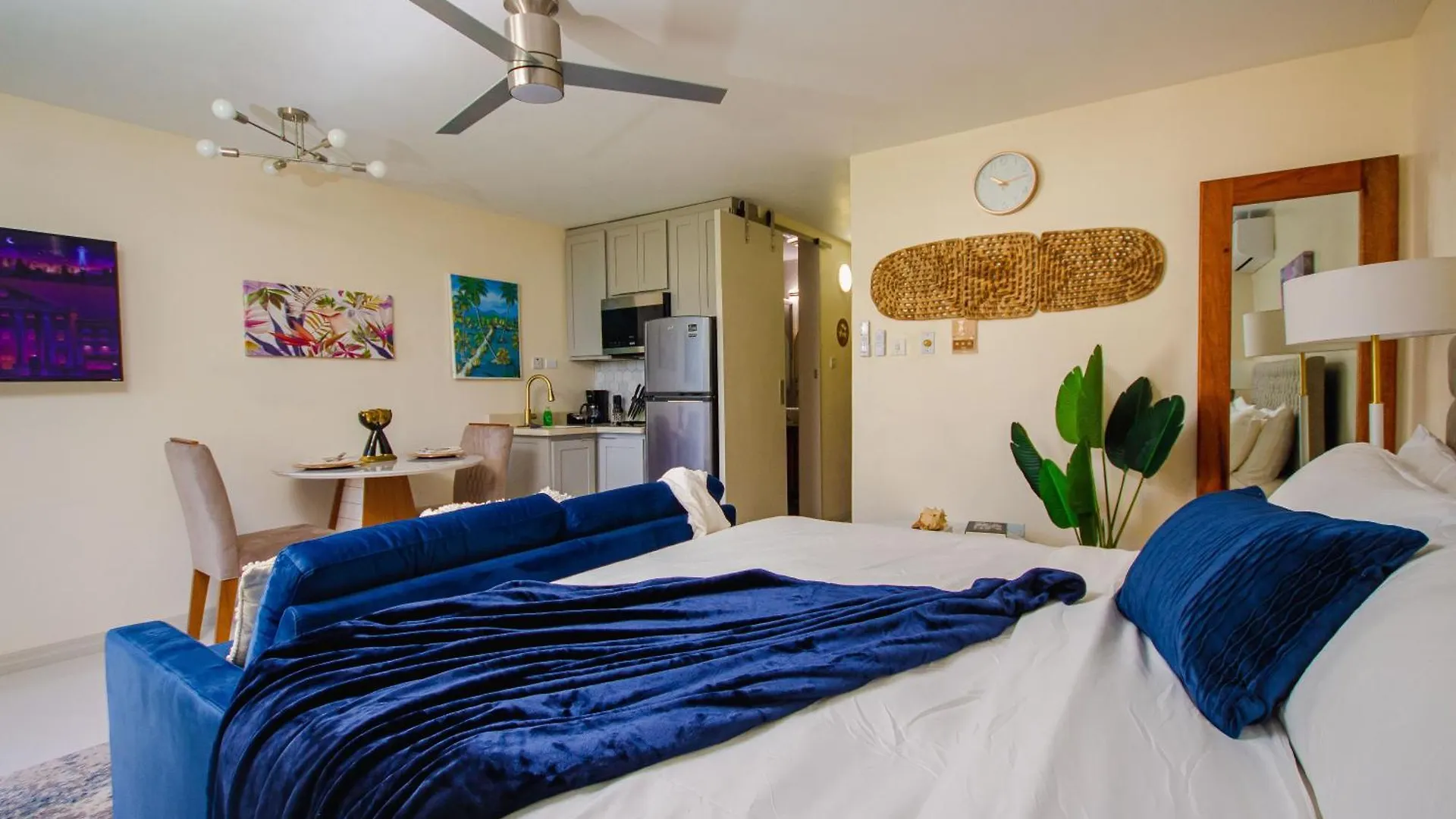 Center Of Ocho Rios-Beachfront Studio-Free Beach Access-Pool-Free Parking-Gated Complex-Free Wifi 100Mbps Lejlighed