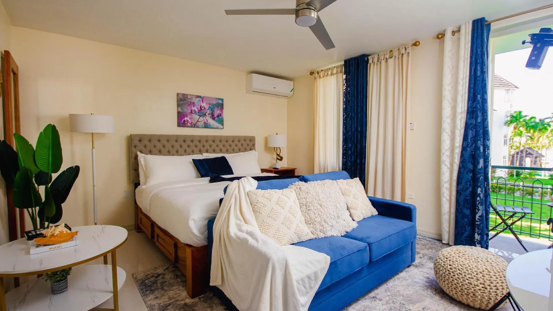 Center Of Ocho Rios-Beachfront Studio-Free Beach Access-Pool-Free Parking-Gated Complex-Free Wifi 100Mbps